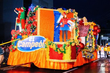 Más de 300 mil personas en el desfile de Navidad de ciudad de Panamá