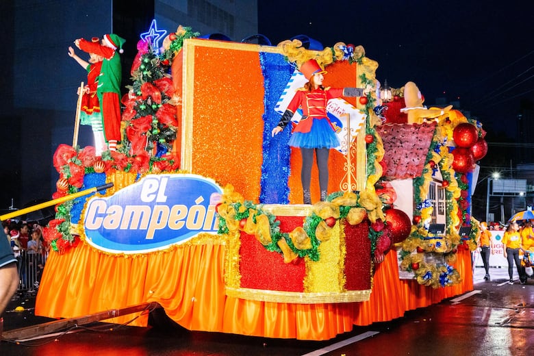 Más de 300 mil personas en el desfile de Navidad de ciudad de Panamá