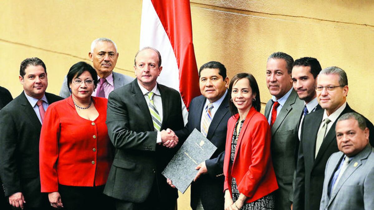 El presidente de la Asamblea Nacional, Rubén De León, junto a funcionarios de la Dirección General de Contrataciones Públicas, tras la aprobación del proyecto.