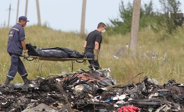 Los cadáveres del avión malasio pasan a manos de los expertos internacionales