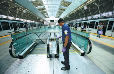 Metro ordena nuevo análisis en licitación para aseo de la línea 2