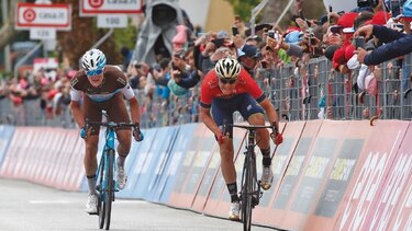 Triunfo del esloveno Mohoric en el Giro en jornada aciaga para Chaves