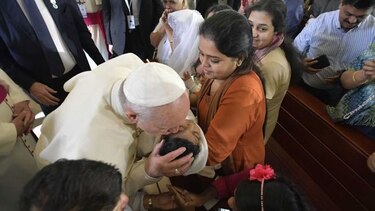 El papa Francisco hace vibrar en Abu Dabi a fieles de una multitud de países