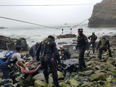 Sube a 51 la cifra de muertos en accidente de Perú