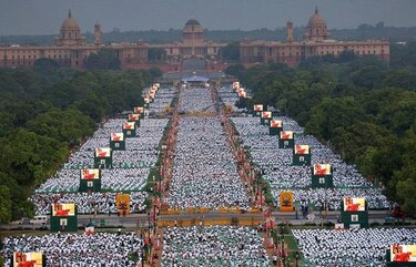 Millones de personas participan en primer Día Internacional del Yoga