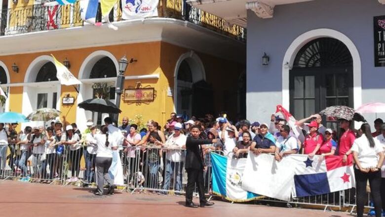 Papa Francisco consagra el altar de la Basílica Santa María la Antigua y celebra su restauración