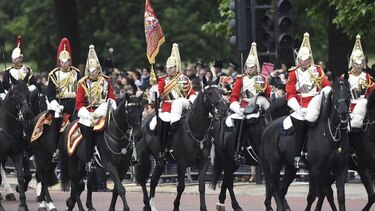 La reina Isabel II celebra su 89 cumpleaños con un desfile militar