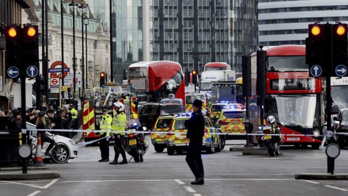 Policía acuchillado y agresor abatido ante el Parlamento británico