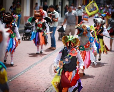 Diversas delegaciones presentes en el Festival de Diablos en el Casco Antiguo