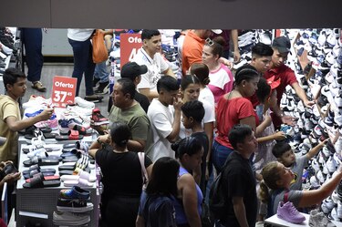 Centros comerciales abarrotados, a una semana de la Nochebuena