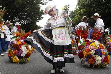 Silleteros convierten a Medellín en un jardín desfilando sus majestuosos arreglos florales