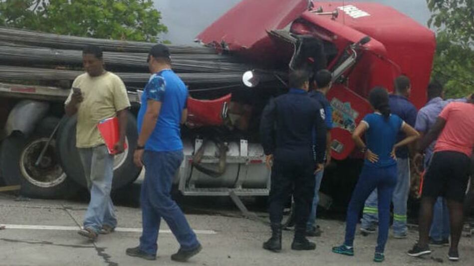 Una persona atrapada tras accidente en la autopista Panamá-Colón