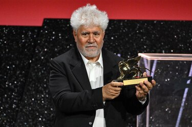 Pedro Almodóvar gana el León de Oro en Venecia y reivindica el derecho a una muerte digna