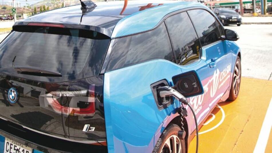 Preparan reglas para cargadores de autos eléctricos