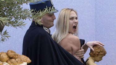 Feminista intenta robarse el niño Jesús del belén del Vaticano