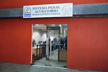 Juez ordena detención provisional a hombre que agredió a policías en plena cuarentena