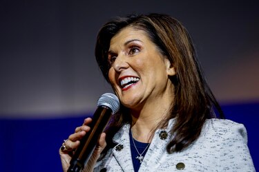 Nikki Haley toma impulso en su estado natal mientras crece la presión para que deje la campaña