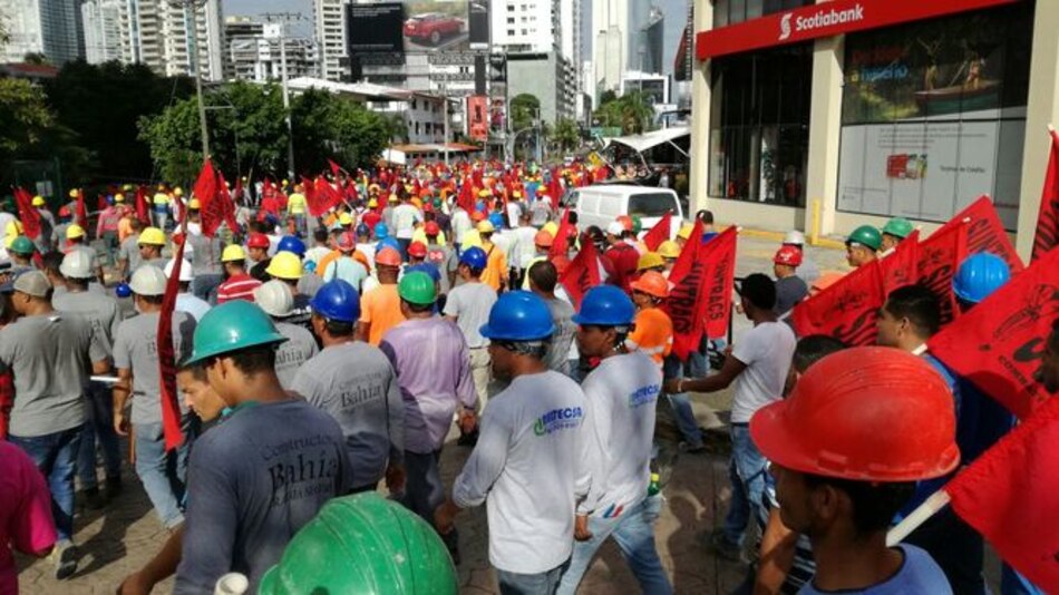 Suntracs protesta en demanda de mejoras salariales