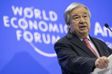 Guterres critica a bancos e industrias que dan marcha atrás en la lucha por el clima