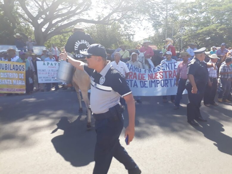 Carles llega a Divisa; productores cierran la vía