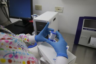 Descubren nueva variante más virulenta y transmisible del VIH