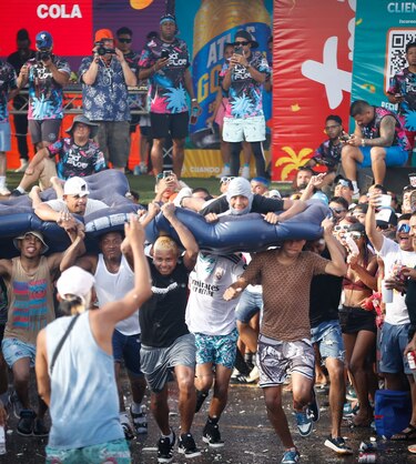 Carnaval en Santiago: sol, agua y música marcan la tercera jornada de fiesta