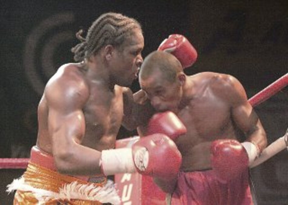 El Huracán castiga a placer a Joel Juárez