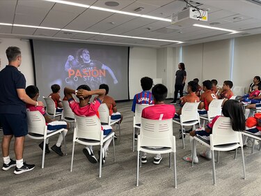 Carles Puyol compartió con estudiantes panameños en Clínicas Académicas de Scotiabank