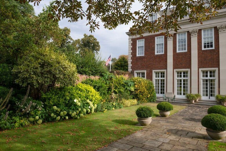 Cómo es Windfield House, la mansión del tamaño de 7 campos de fútbol en la que Trump y otros presidentes se alojan cuando visitan Reino Unido