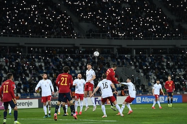 España y Francia corrigen el rumbo con triunfos; Dinamarca golea 8-0