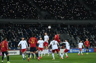 España y Francia corrigen el rumbo con triunfos; Dinamarca golea 8-0