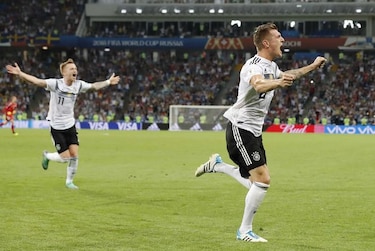 Toni Kroos mantiene con vida a Alemania que le gana a Suecia 2-1 en el descuento