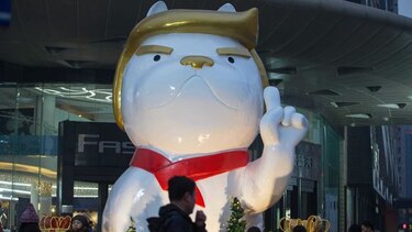 Del gallo al perro, una nueva estatua para Trump en China