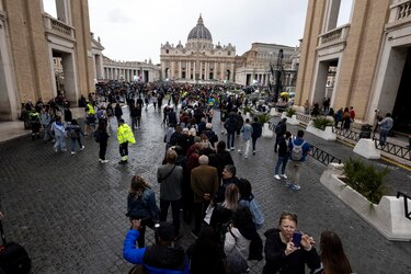 Unas 150,000 personas despiden al papa en la basílica de San Pedro antes del funeral