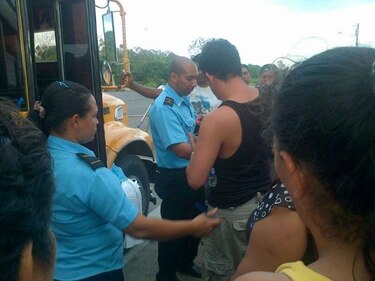 Agentes policiales retienen a nicaragüenses sin pasaporte en Guabalá