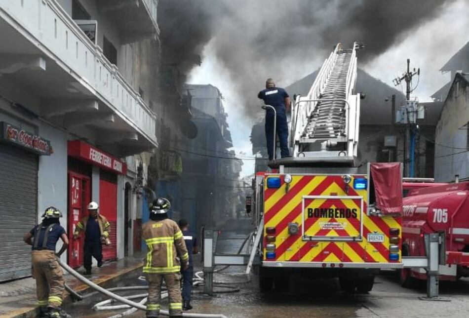 Incendio en Santa Ana deja a 17 personas damnificadas