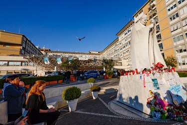 El papa Francisco continúa la fisioterapia respiratoria y se le ha retirado la ventilación mecánica