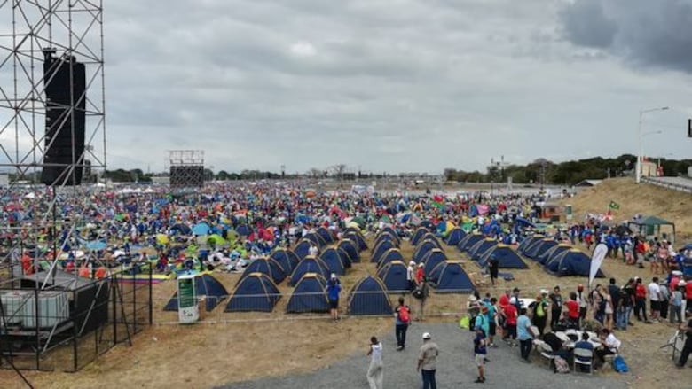 Papa a jóvenes: 'No basta estar todo el día conectado para sentirse amado'