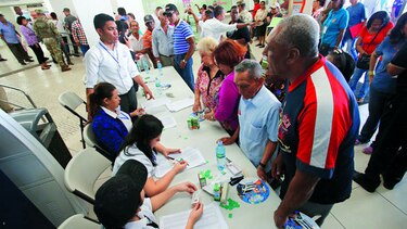 Filas para recibir los décimos adeudados