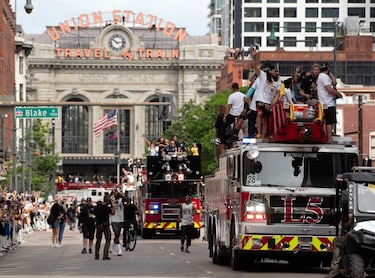 Los Nuggets celebran el título NBA a bordo de camiones de bomberos ante 500,000 personas
