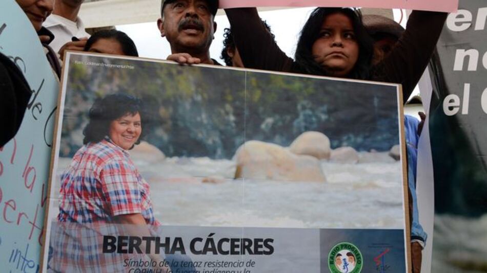 Miles de personas participan en sepelio de ambientalista asesinada en Honduras