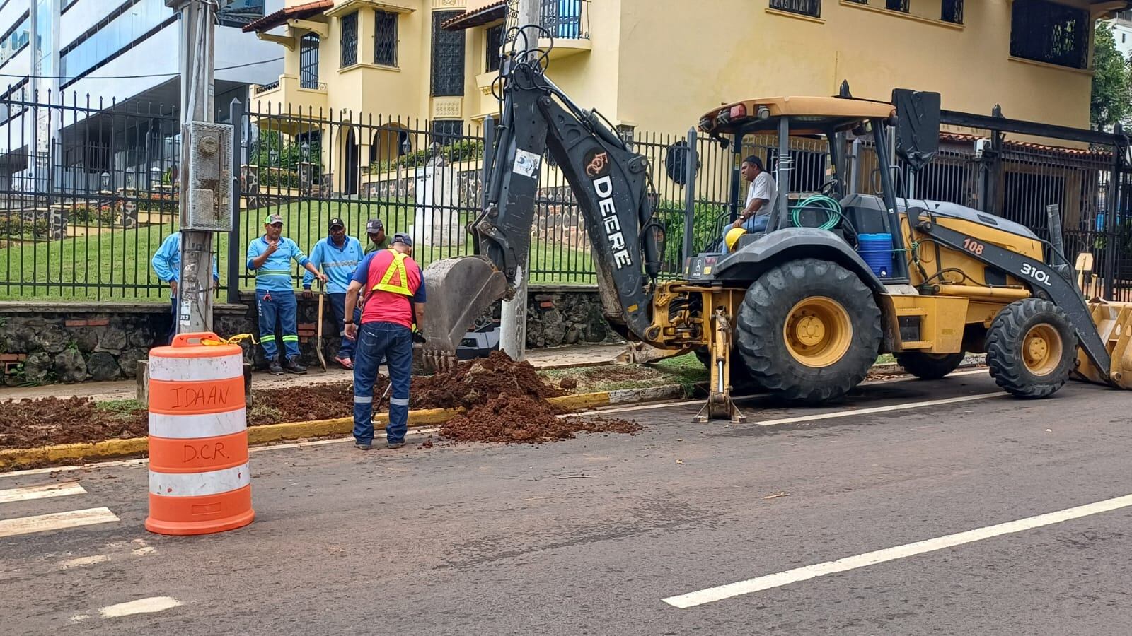 Accidente de tránsito provoca importante desperdicio de agua potable en Panamá