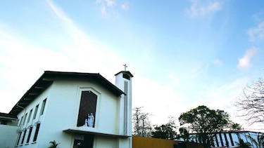 En los pórticos del monasterio