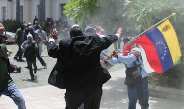 Washington y OEA condenan 'asalto' del Parlamento por seguidores de Maduro