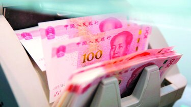 El yuan se debilita por presión del dólar