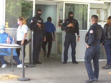 Policía arresta a diputado del Parlacen, Carlos Outten, durante protesta en Colón