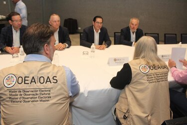Candidatos presidenciales se reúnen con observadores internacionales