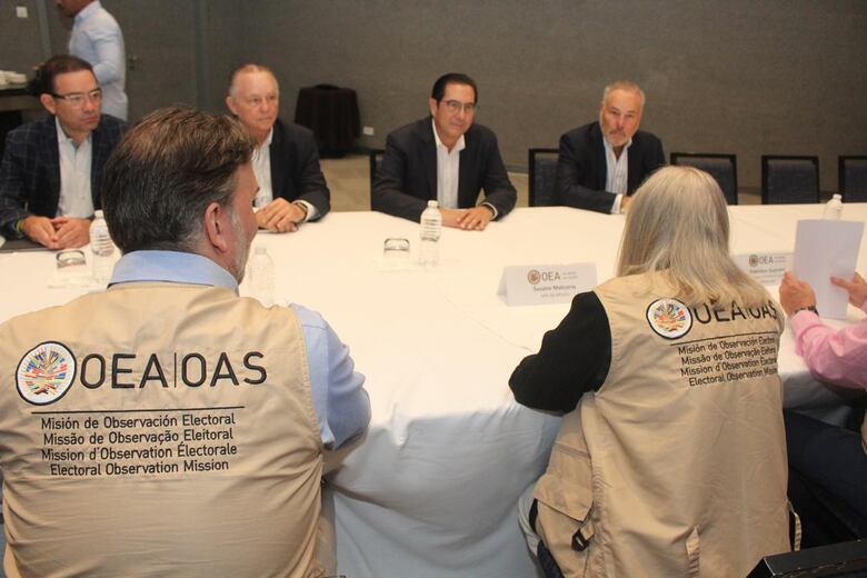 Candidatos presidenciales se reúnen con observadores internacionales