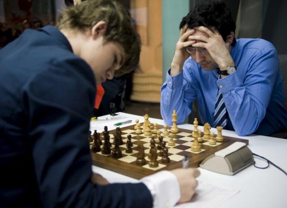 El joven maestro Carlsen sigue dominando el ranking de ajedrez