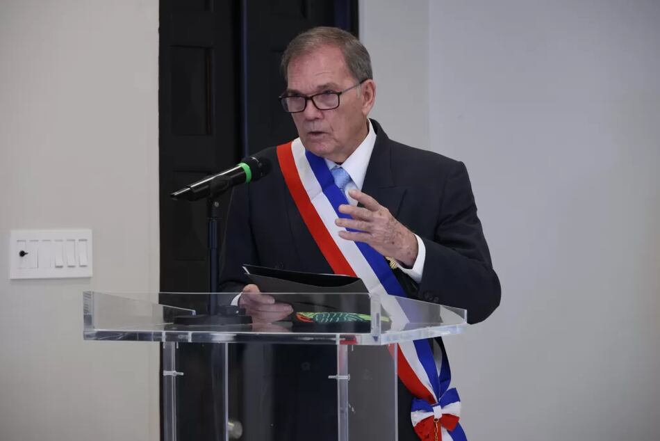 El antropólogo panameño Stanley Heckadon, condecorado con la orden Belisario Porras